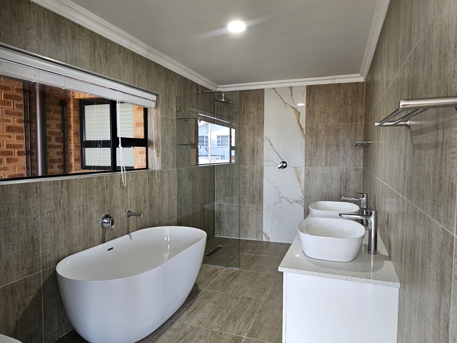 4 Bedroom Property for Sale in Wavecrest Eastern Cape